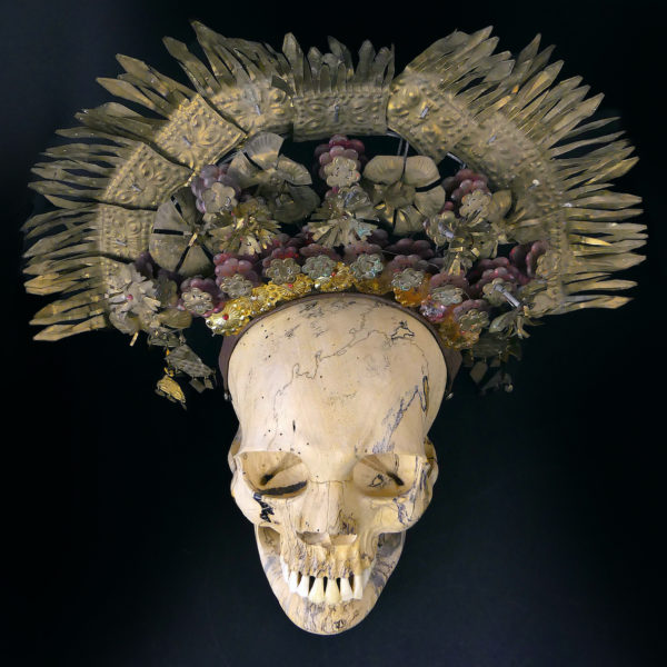 Couronne de mariée Suntiang sur crâne en bois de tamarin Bornéo (dessus)