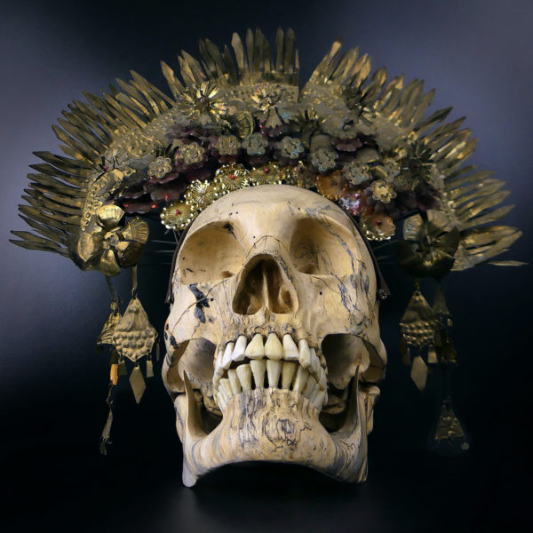 Couronne de mariée Suntiang sur crâne en bois de tamarin Bornéo (face)
