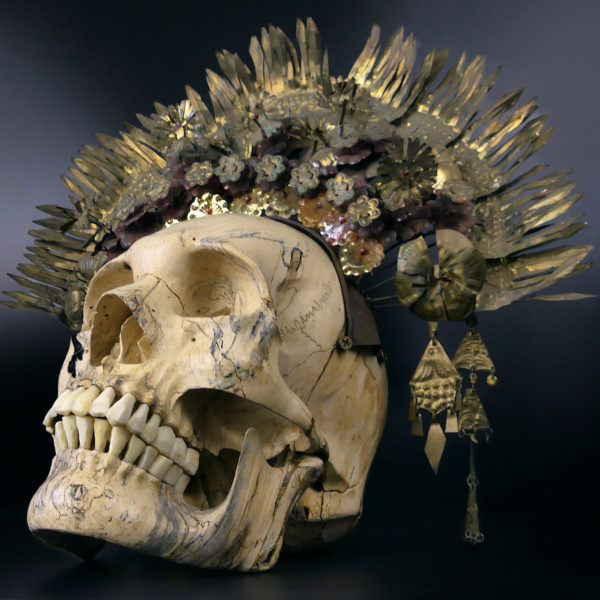Couronne de mariée Suntiang sur crâne en bois de tamarin Bornéo (3/4)