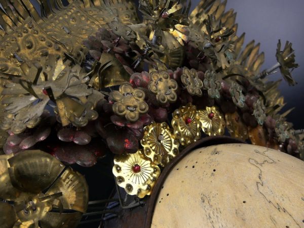 Couronne de mariée Suntiang sur crâne en bois de tamarin Bornéo (détail)