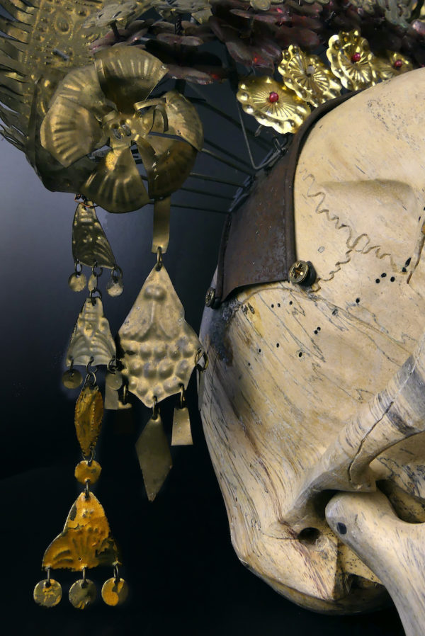 Couronne de mariée Suntiang sur crâne en bois de tamarin Bornéo (détail)