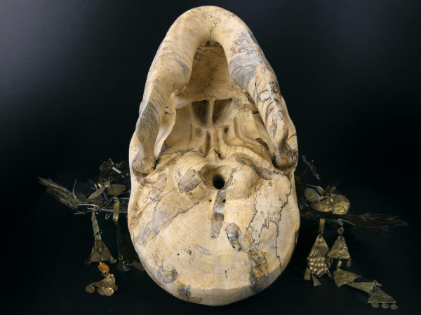 Couronne de mariée Suntiang sur crâne en bois de tamarin Bornéo (dessous)