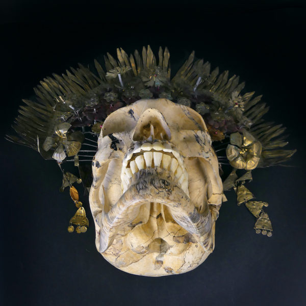 Couronne de mariée Suntiang sur crâne en bois de tamarin Bornéo (dessous 3/4)