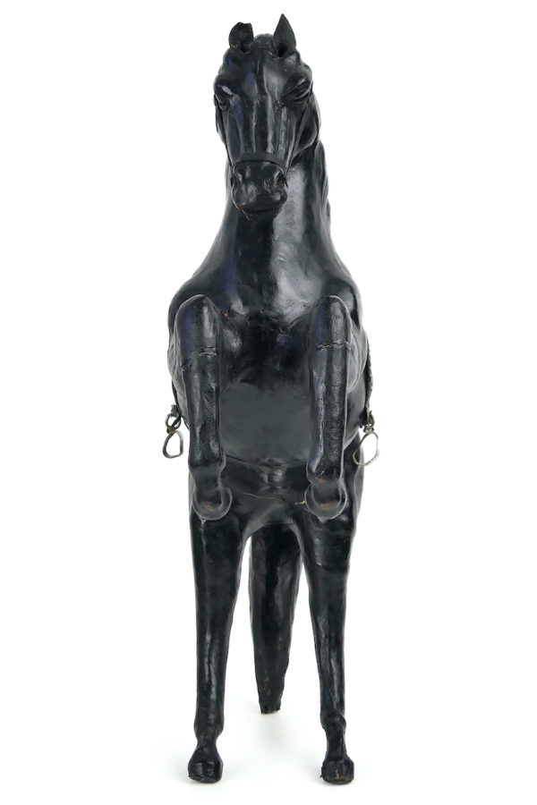 Cheval noir cabré en cuir moulé de collection Années 50 (face)