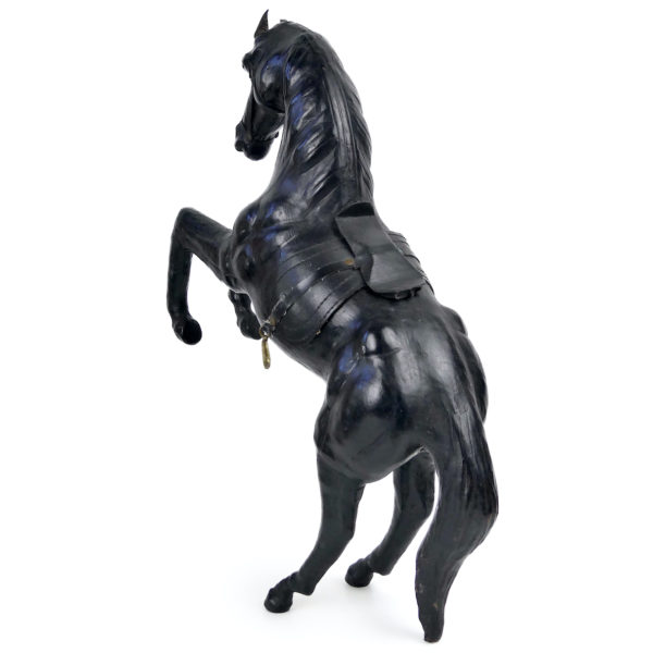 Cheval noir cabré en cuir moulé de collection Années 50 (3/4 dos)