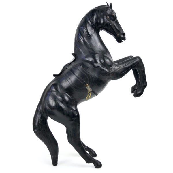 Cheval noir cabré en cuir moulé de collection Années 50 (profil)
