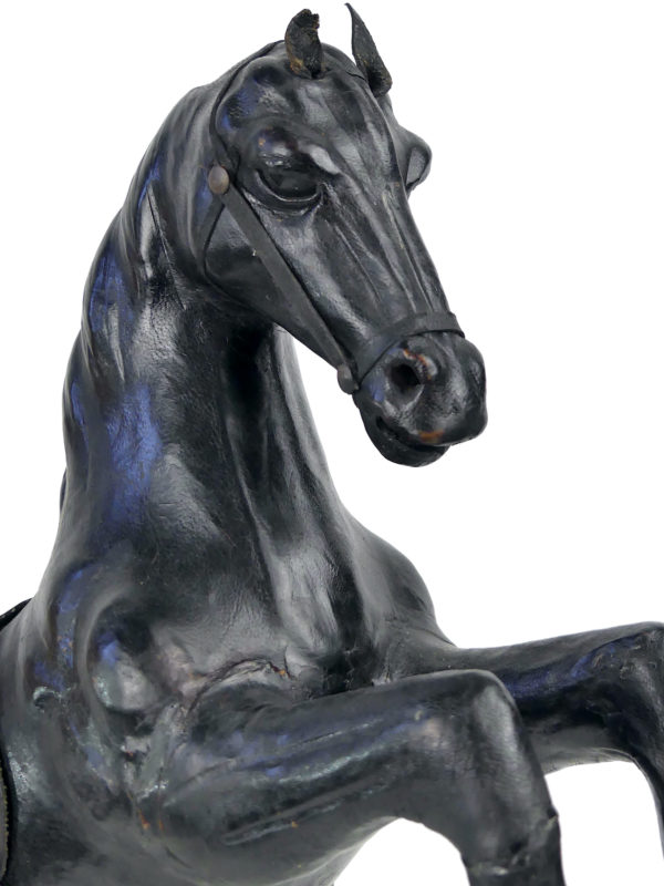 Cheval noir cabré en cuir moulé de collection Années 50 (détail)