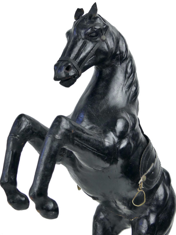 Cheval noir cabré en cuir moulé de collection Années 50 (détail)