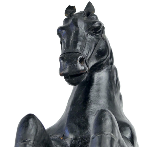 Cheval noir cabré en cuir moulé de collection Années 50 (détail)