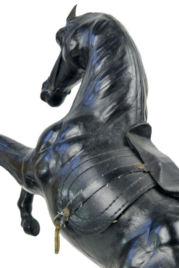 Cheval noir cabré en cuir moulé de collection Années 50 (détail)