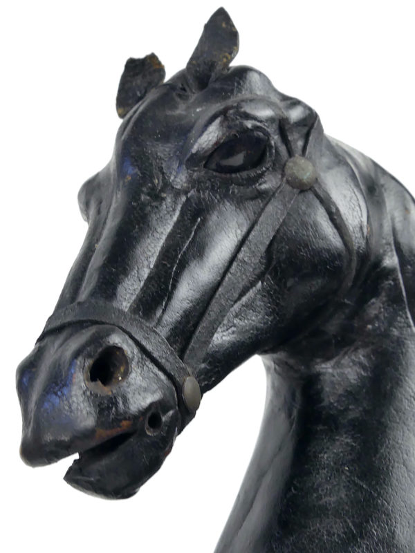Cheval noir cabré en cuir moulé de collection Années 50 (détail)