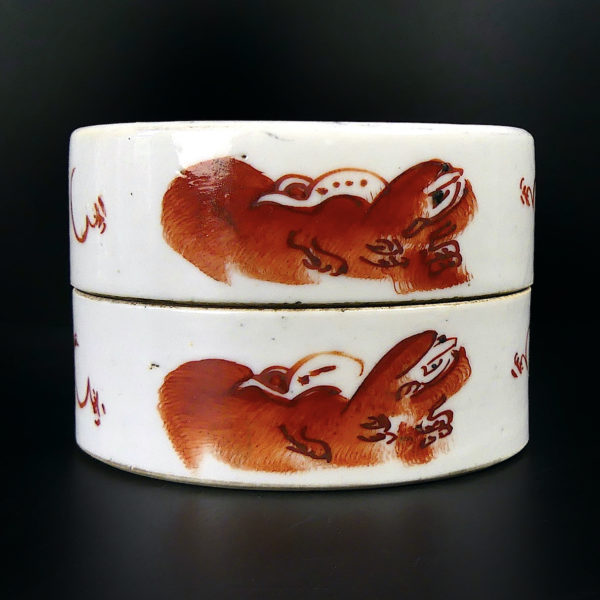 Petite boîte chinoise Chiens de Fô rouge de fer noir Début XXe (profil)