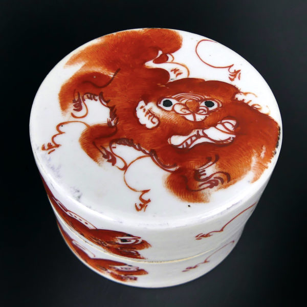 Petite boîte chinoise Chiens de Fô rouge de fer noir Début XXe