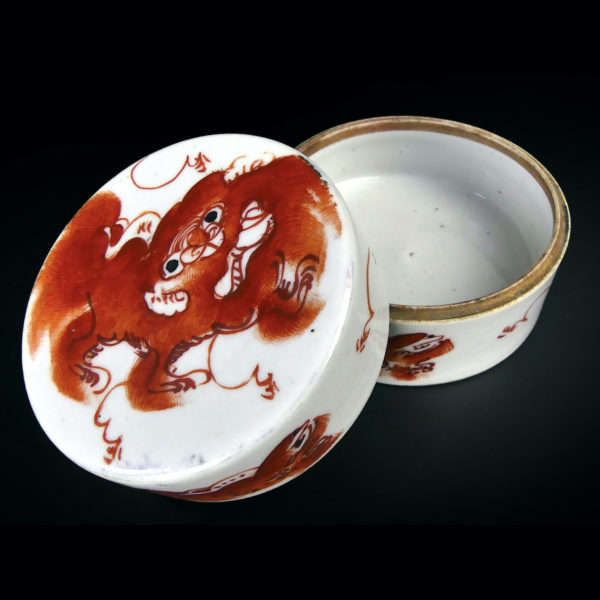 Petite boîte chinoise Chiens de Fô rouge de fer noir Début XXe (ouverte)