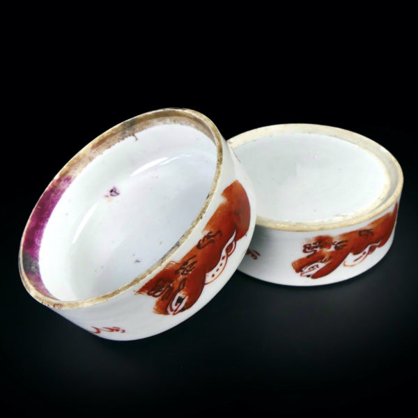 Petite boîte chinoise Chiens de Fô rouge de fer noir Début XXe (ouverte)