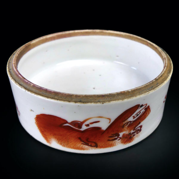 Petite boîte chinoise Chiens de Fô rouge de fer noir Début XXe (ouverte)