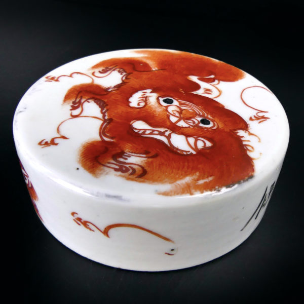 Petite boîte chinoise Chiens de Fô rouge de fer noir Début XXe (couvercle)