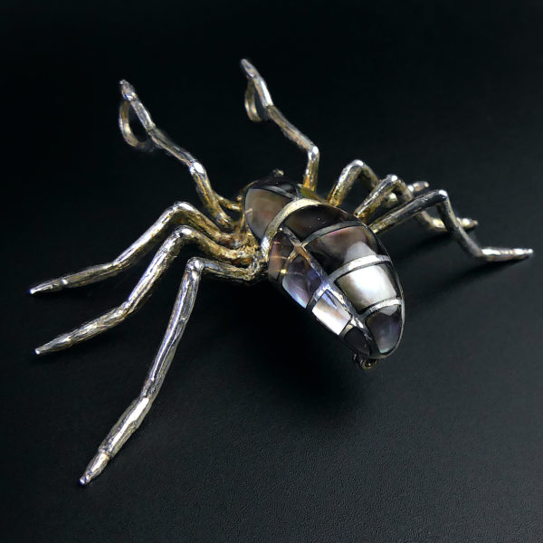 Broche pendentif Araignée nacre et argent 925 (3/4 dos)