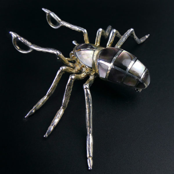 Broche pendentif Araignée nacre et argent 925 (3/4 dos)