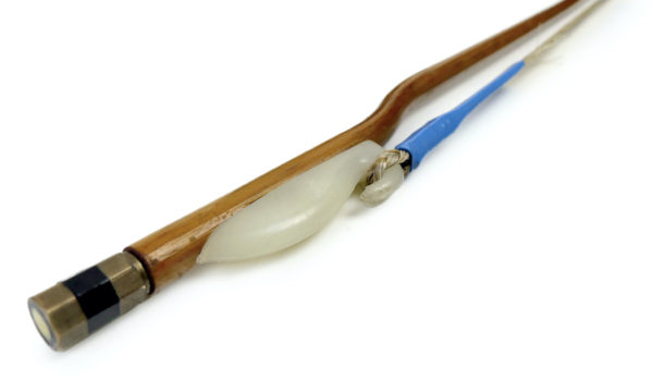 Erhu violon chinois traditionnel ancien en bois et peau Shangaï (détail)