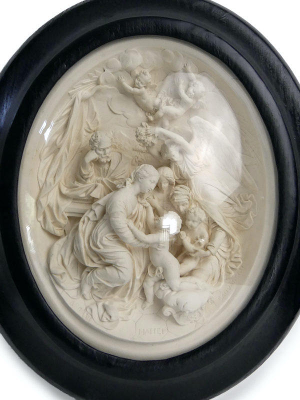Bas-relief de l’Annonciation XIXe en calcaire pétrifié signé (face)