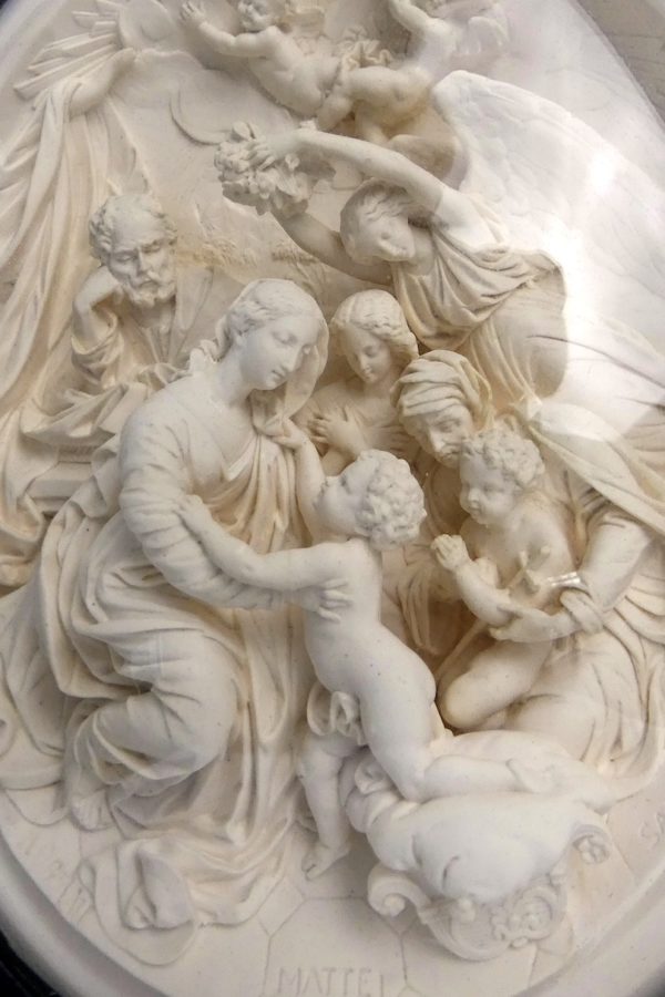 Bas-relief de l’Annonciation XIXe en calcaire pétrifié signé (détail)