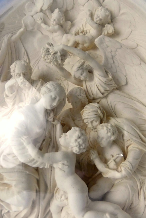 Bas-relief de l’Annonciation XIXe en calcaire pétrifié signé (détail)