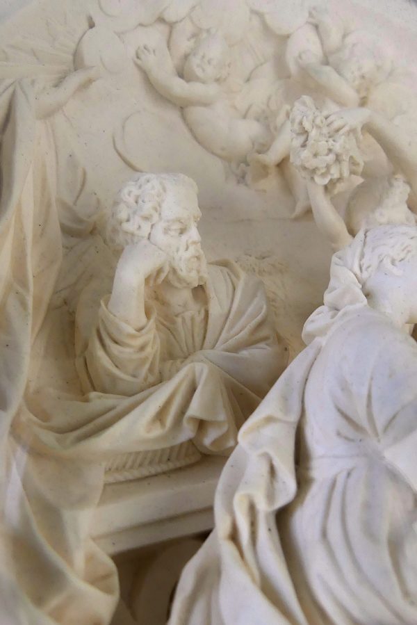 Bas-relief de l’Annonciation XIXe en calcaire pétrifié signé (détail)