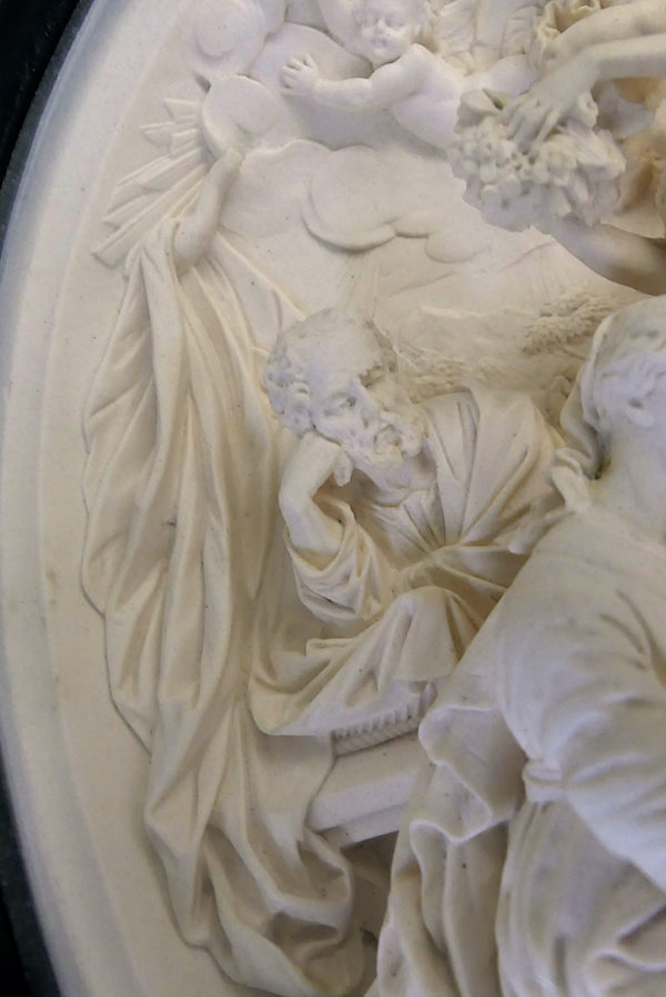 Bas-relief de l’Annonciation XIXe en calcaire pétrifié signé (détail)