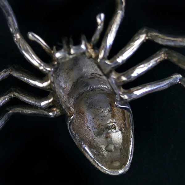 Pendentif Araignée nacre et argent 925 (dessous détail)