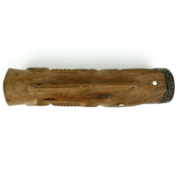 Petit tambour à main Asmat monoxyle peau et nacre (dessus)
