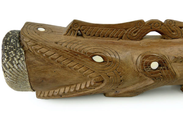 Petit tambour à main Asmat monoxyle peau et nacre (détail)