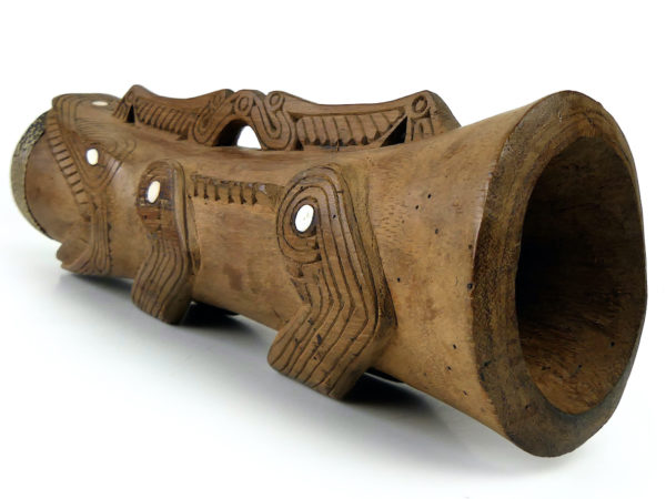 Petit tambour à main Asmat monoxyle peau et nacre (3/4 dos)