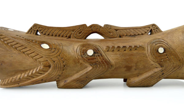 Petit tambour à main Asmat monoxyle peau et nacre (détail)