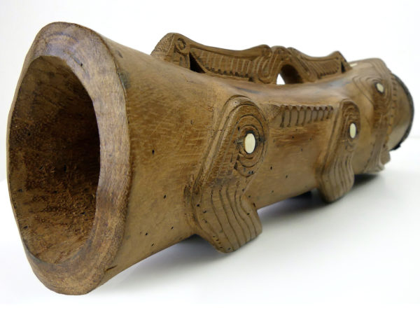 Petit tambour à main Asmat monoxyle peau et nacre (3/4 dos)