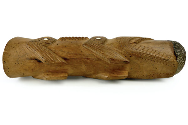 Petit tambour à main Asmat monoxyle peau et nacre (dessous)