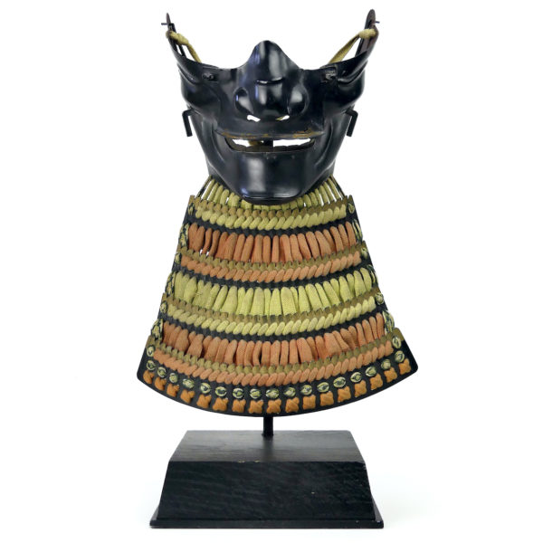 Menpō époque Edo de samouraï en métal laqué sur socle (face)