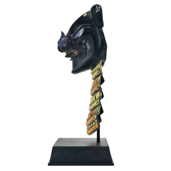 Menpō époque Edo de samouraï en métal laqué sur socle (profil)