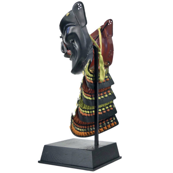 Menpō époque Edo de samouraï en métal laqué sur socle (3/4 dos)