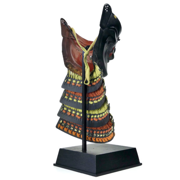 Menpō époque Edo de samouraï en métal laqué sur socle (3/4 dos)