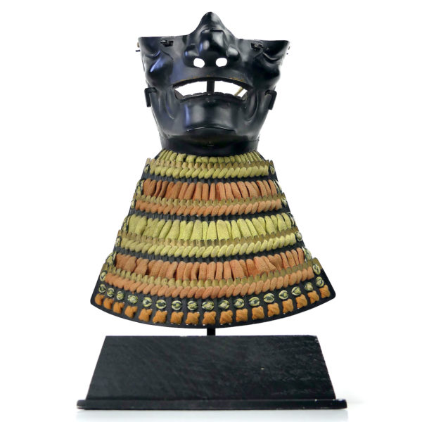 Menpō époque Edo de samouraï en métal laqué sur socle (face)