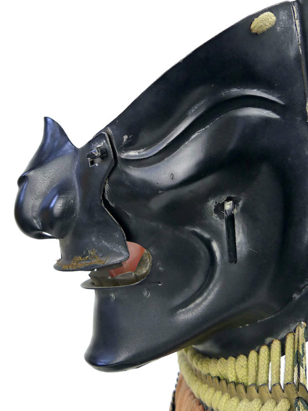 Menpō époque Edo de samouraï en métal laqué sur socle – Image 7