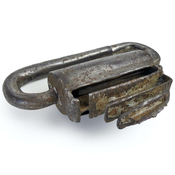 Grand cadenas de temple bouddhiste tibétain ancien (3/4)