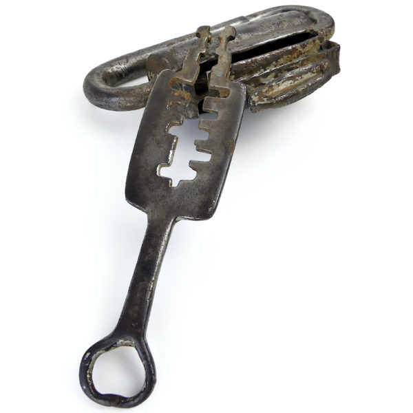 Grand cadenas de temple bouddhiste tibétain ancien (3/4)