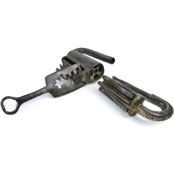 Grand cadenas de temple bouddhiste tibétain ancien (ouvert 3/4)