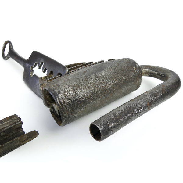 Grand cadenas de temple bouddhiste tibétain ancien (ouvert 3/4)