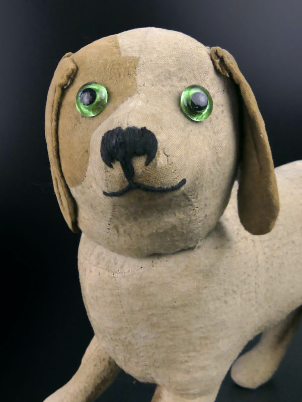Petit chien en tissus et paille des années 30 France (détail)