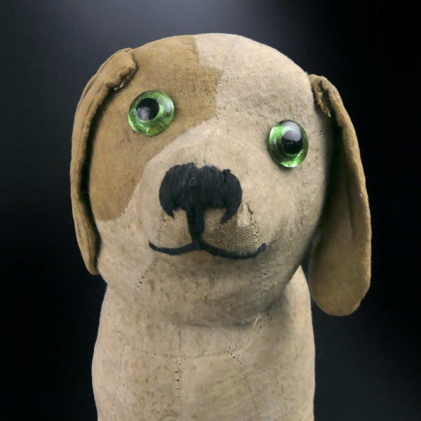 Petit chien en tissus et paille des années 30 France (détail)