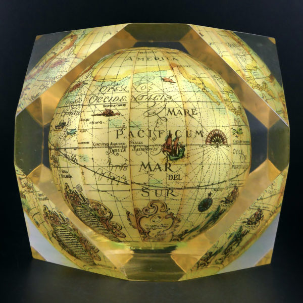 Inclusion globe antique Pierre Giraudon Années 70 Presse-papiers Design (face)
