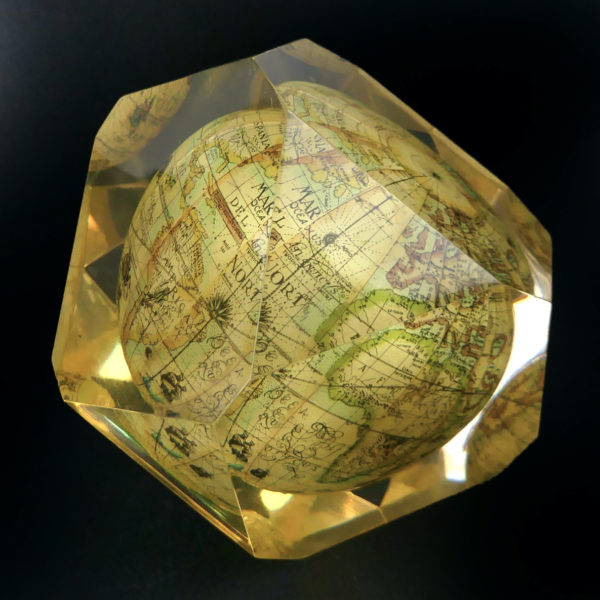 Inclusion globe antique Pierre Giraudon Années 70 Presse-papiers Design (profil 3/4)